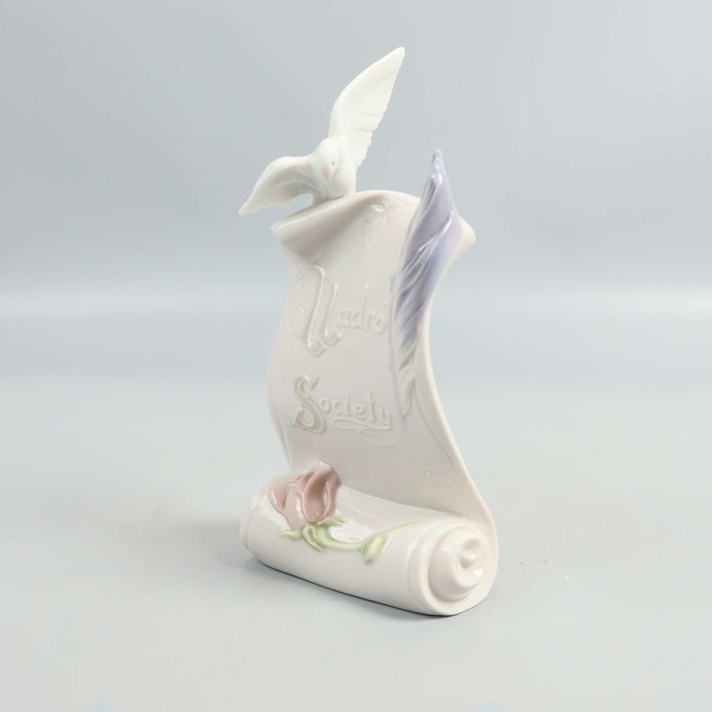 Lladro porslinsfigur ur vinkel med rosa ros