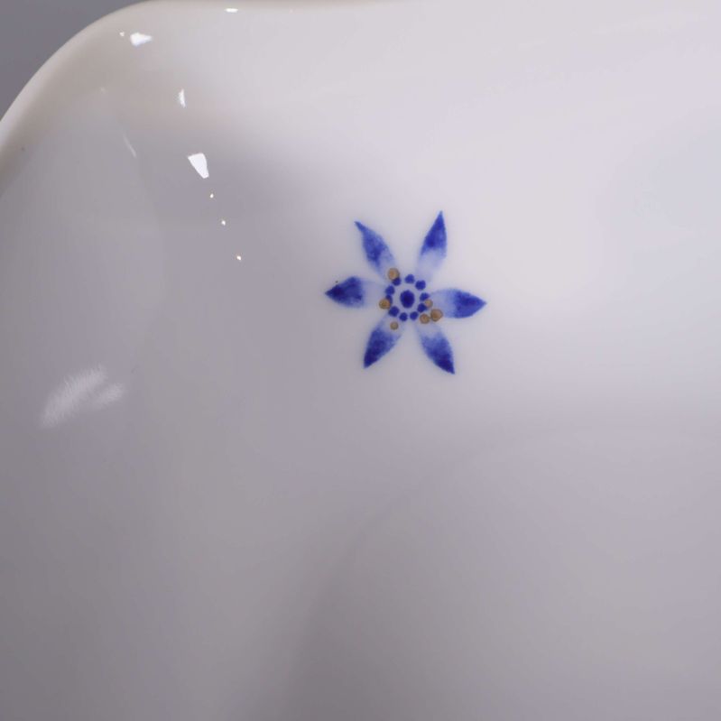 Närbild på blått blommönster inuti vit skål