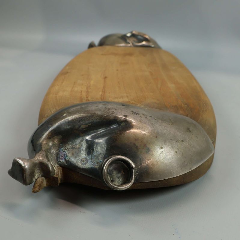 Närbild av metallgrisbak på skärbrädans andra ände
