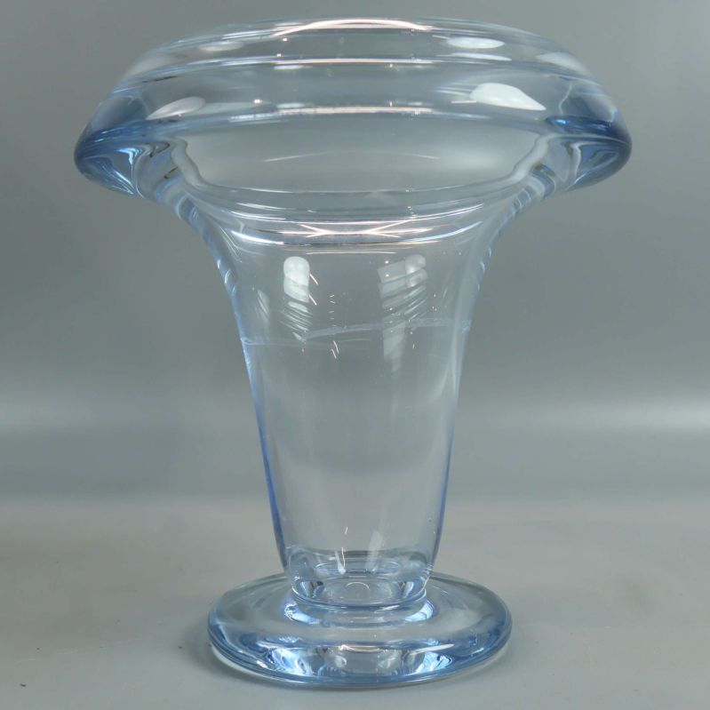 Sidosikt på glasvas med markerad kant och fot