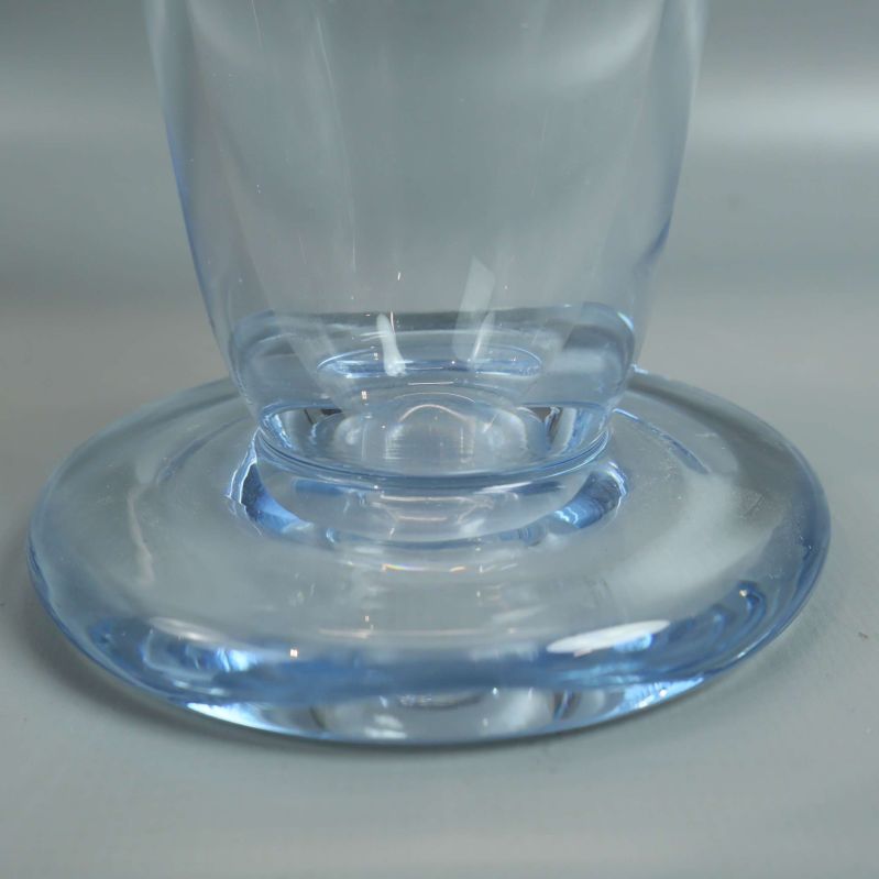 Närbild på vasens fot och nederkant i glas