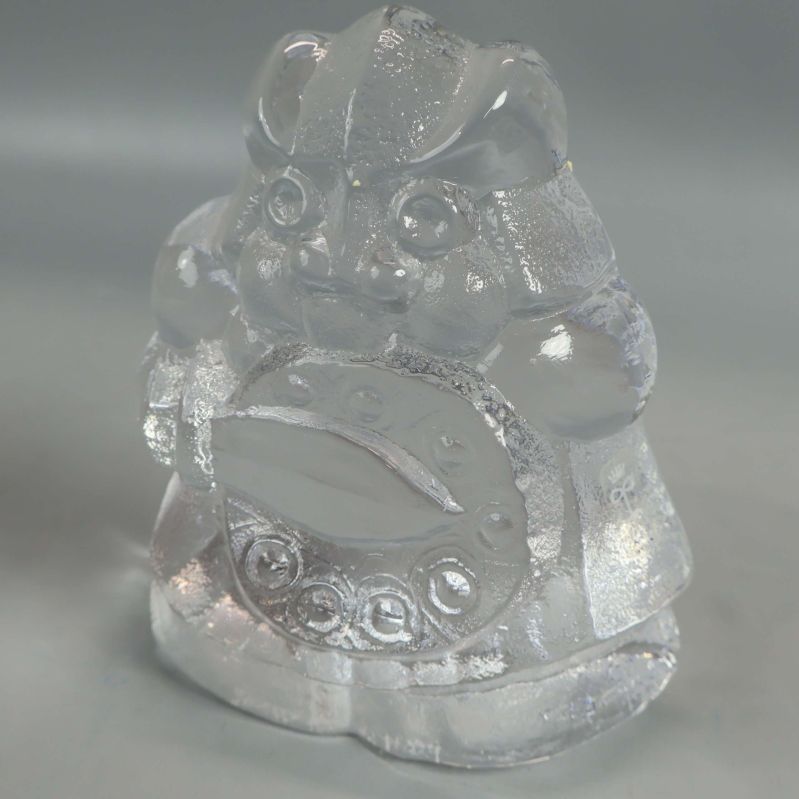 Glasfigur av samurai sedd snett framifrån