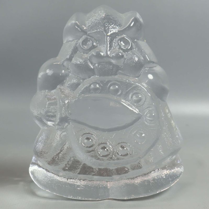 Glasfigur av samurai rakt framifrån mot ljus bakgrund