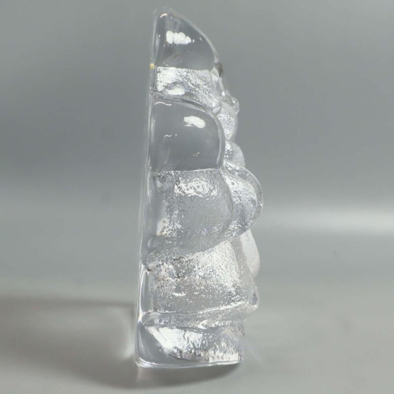 Glasfigur av samurai i profil från vänster sida