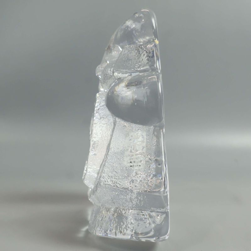 Glasfigur av samurai i profil från höger sida