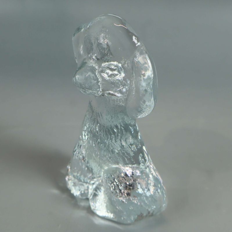 Klar glashund prydnad sedd framifrån snett