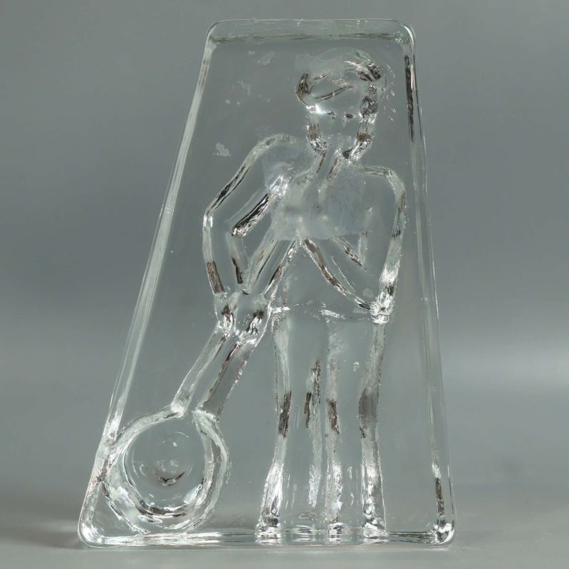 Glasfigur av glasblåsare bakifrån med tydliga konturer