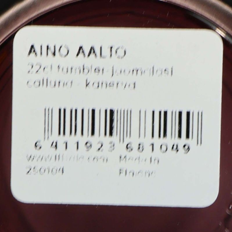 Närbild på etikett med texten Aino Aalto och streckkod