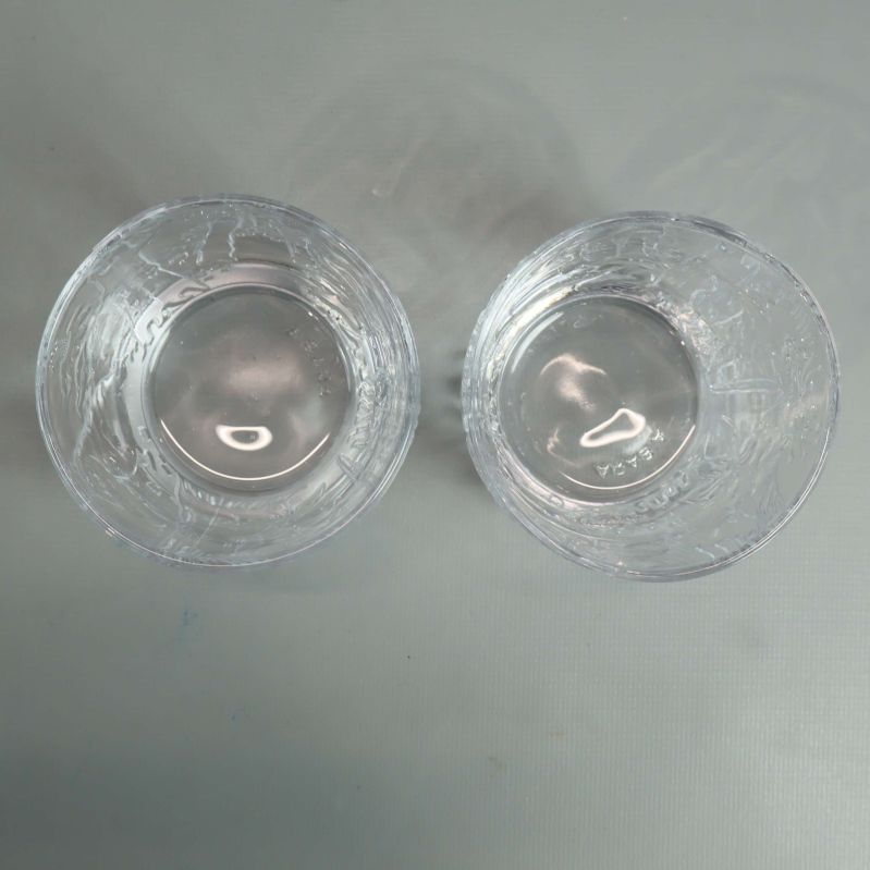 Två glas sedda uppifrån med klara bottnar