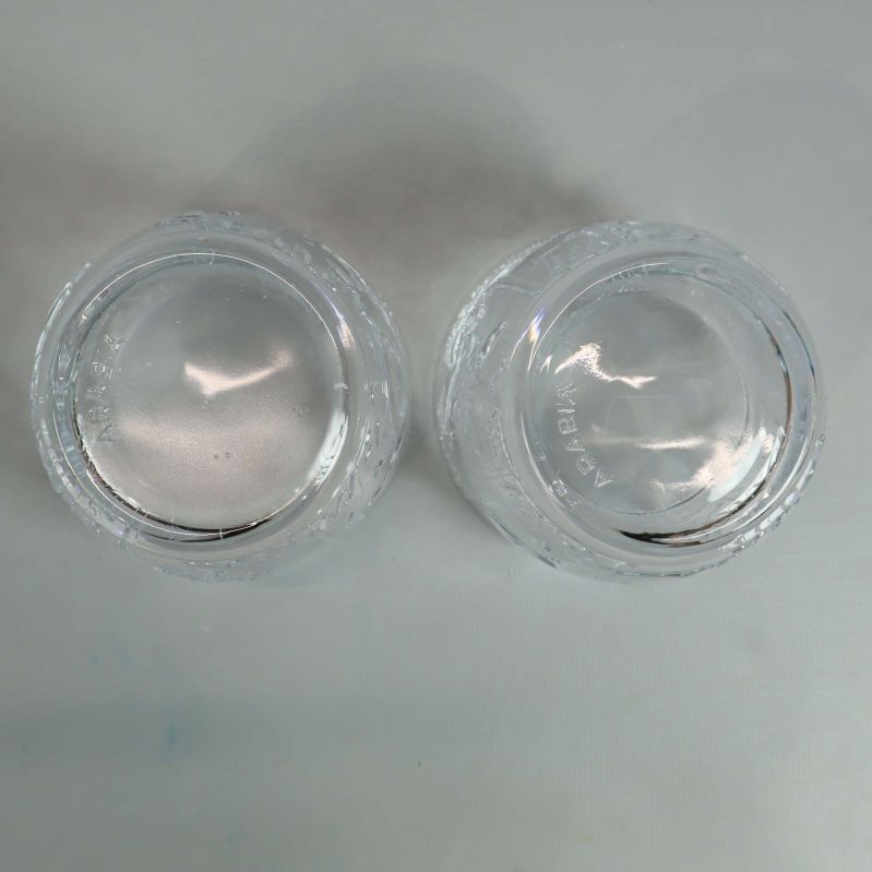 Två glas sedda underifrån med märkning