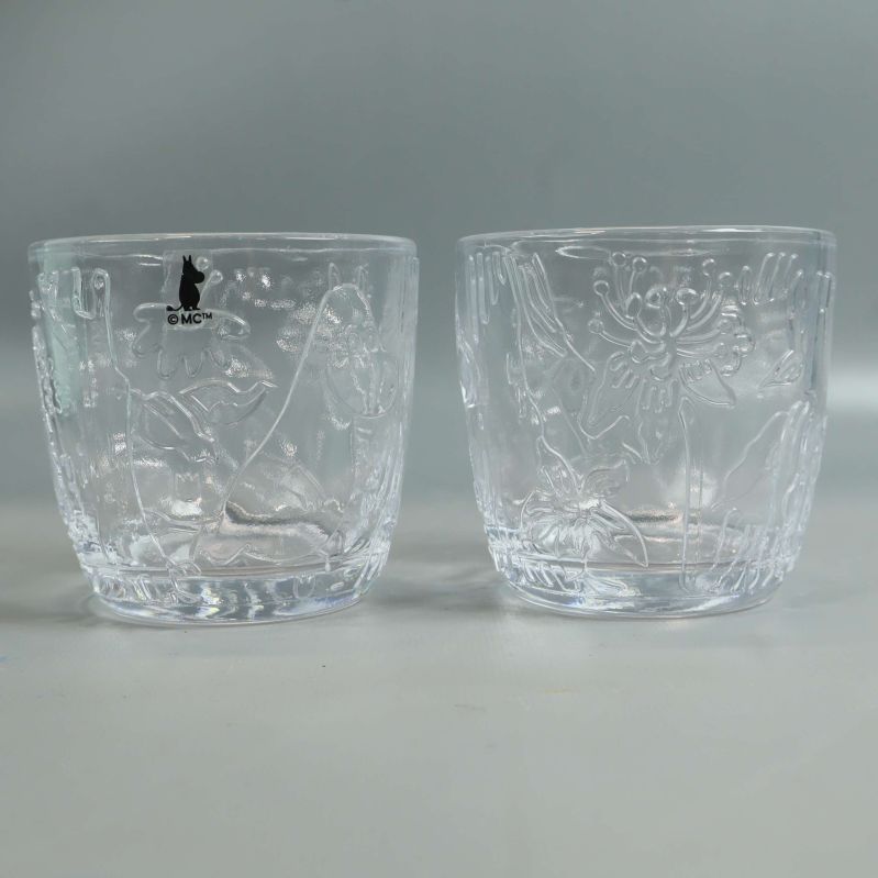 Framsida av båda glas med relieffigurer synliga