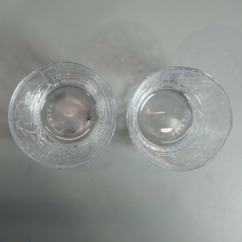 Två glas fotograferade uppifrån med mönster synliga