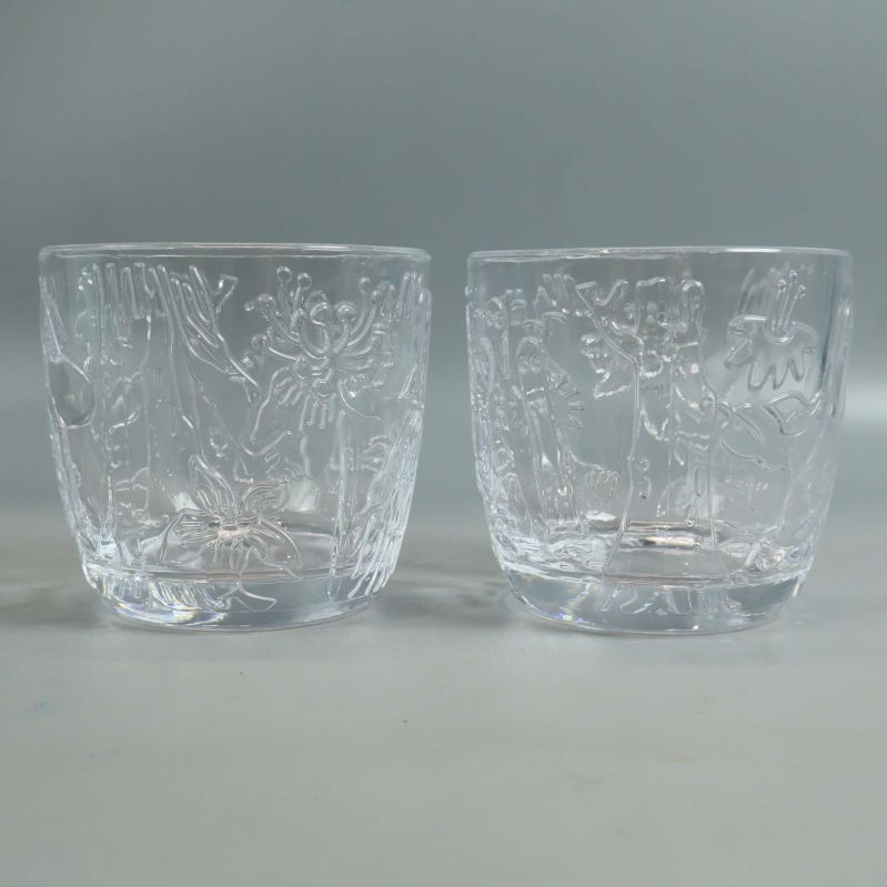 Detaljerad vy på reliefmönster på Mumin glas