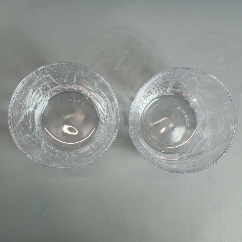 Öppna glas med insidan och botten synliga