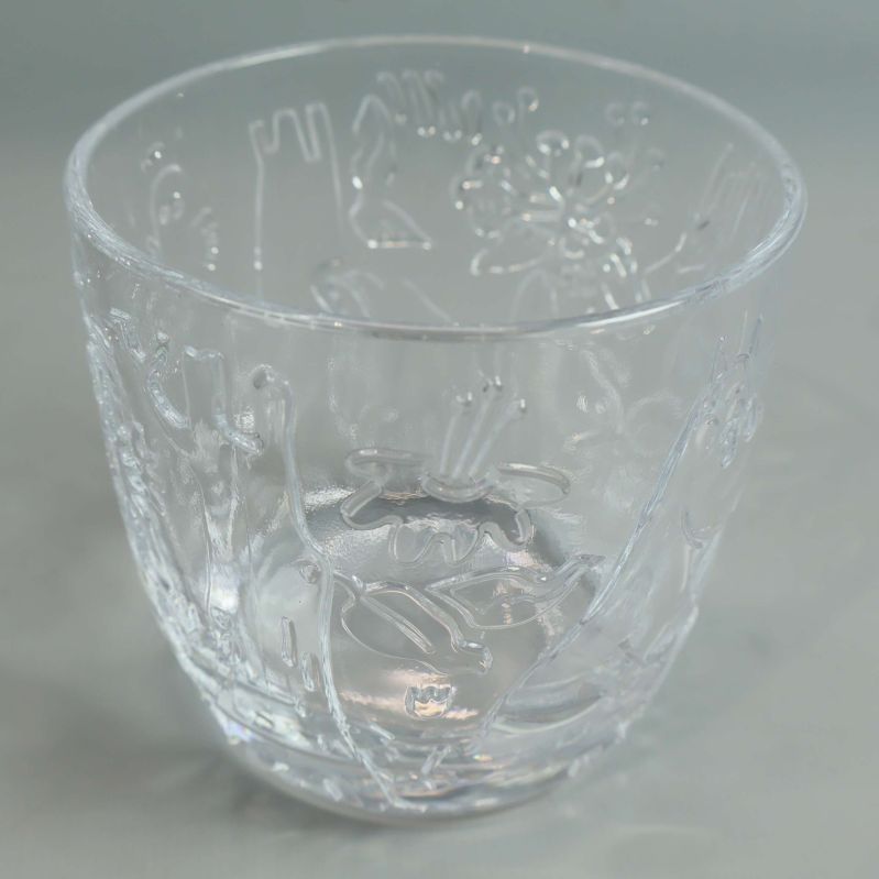 Närbild på ett Mumin glas med relief
