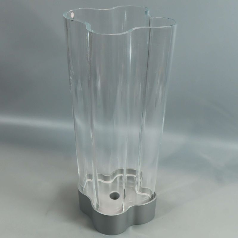 Stor vågig ljuslykta i glas och metallfot