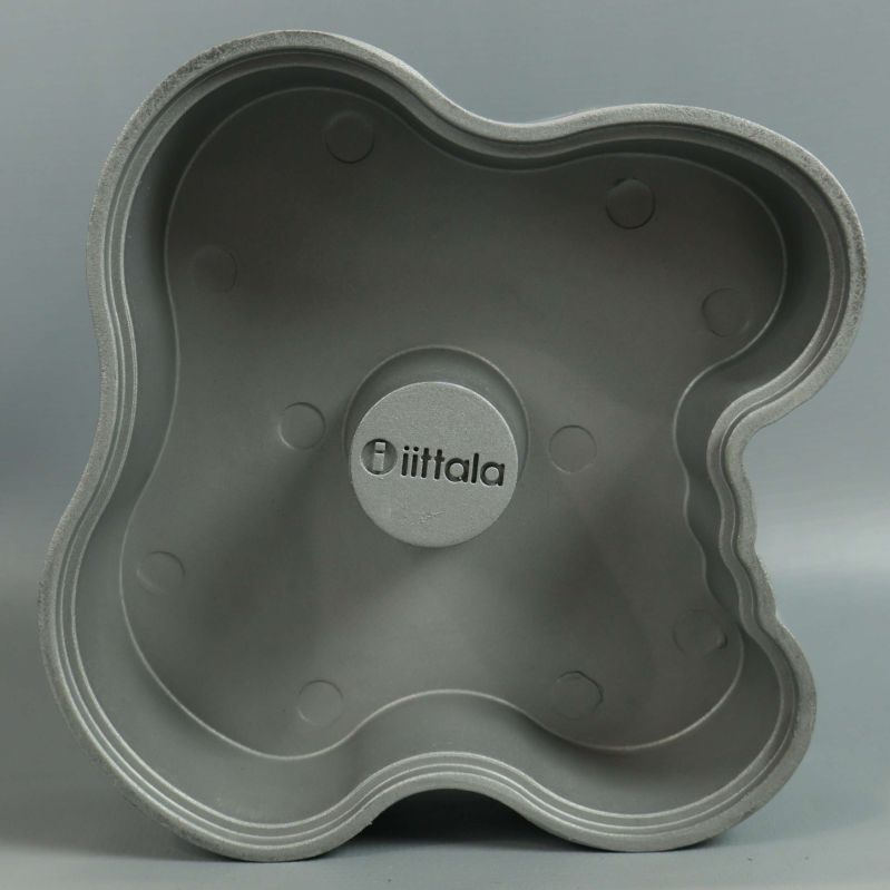 Undersida på lykta med grå metall och Iittala logotyp