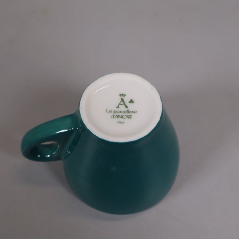 Närbild på märkning under grön espressokopp