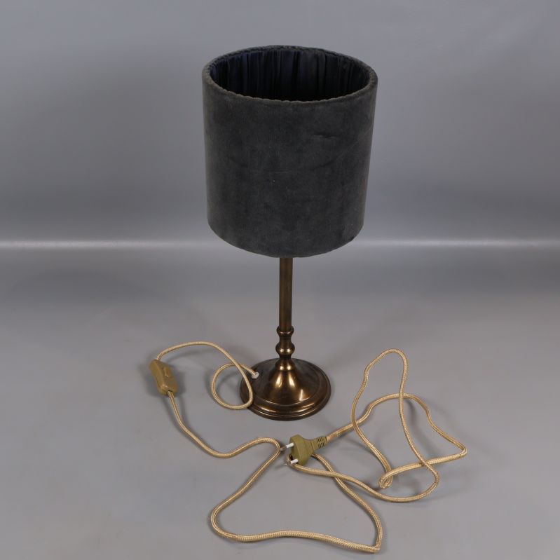 Bordslampa med mässingfot och rund, grå sammetsskärm