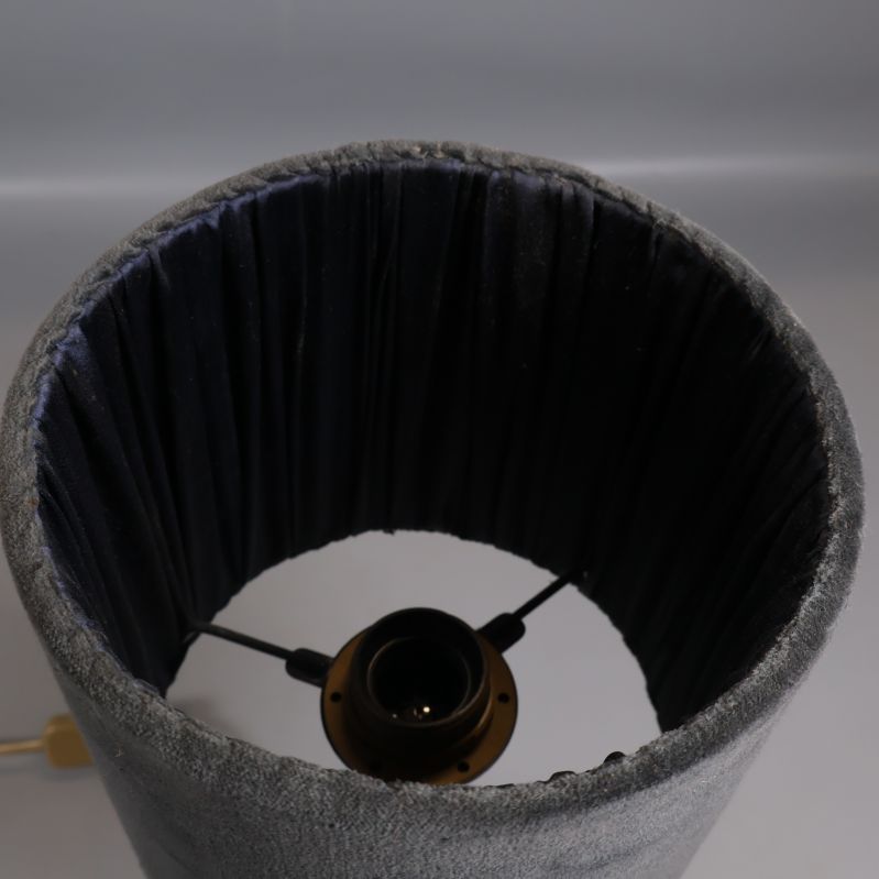Insidan av lampskärm med synlig lamphållare och tygfodring