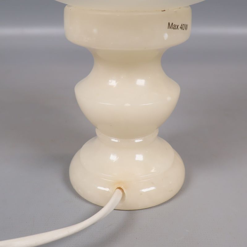 Lampfot i vit färg med böjd form