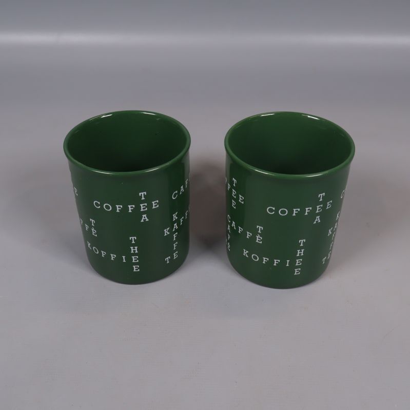 Öppen vy ovanifrån på två gröna kaffekoppar