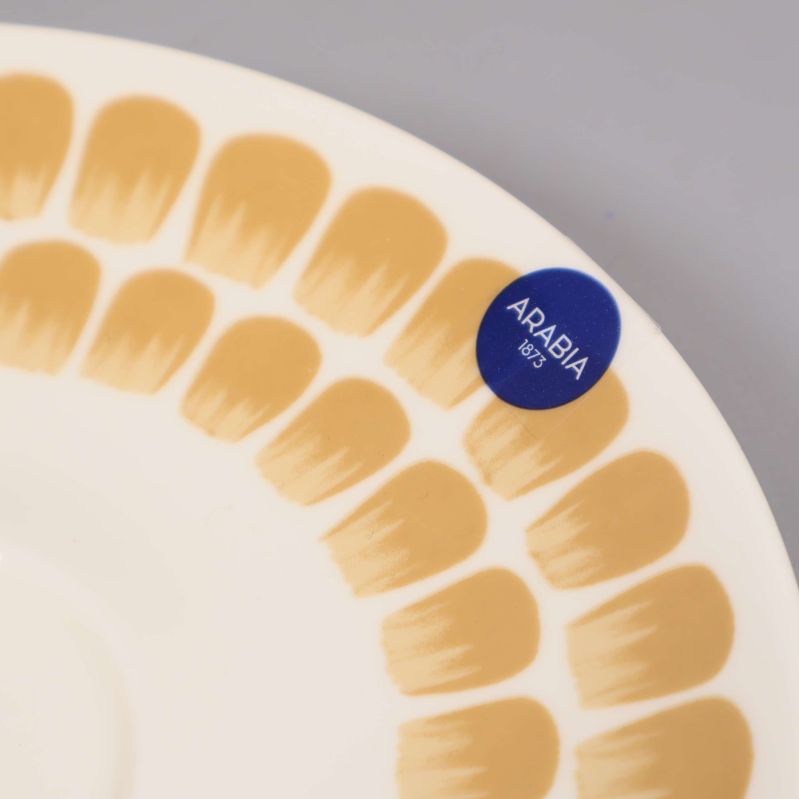 Närbild på Arabia logotyp på fatet
