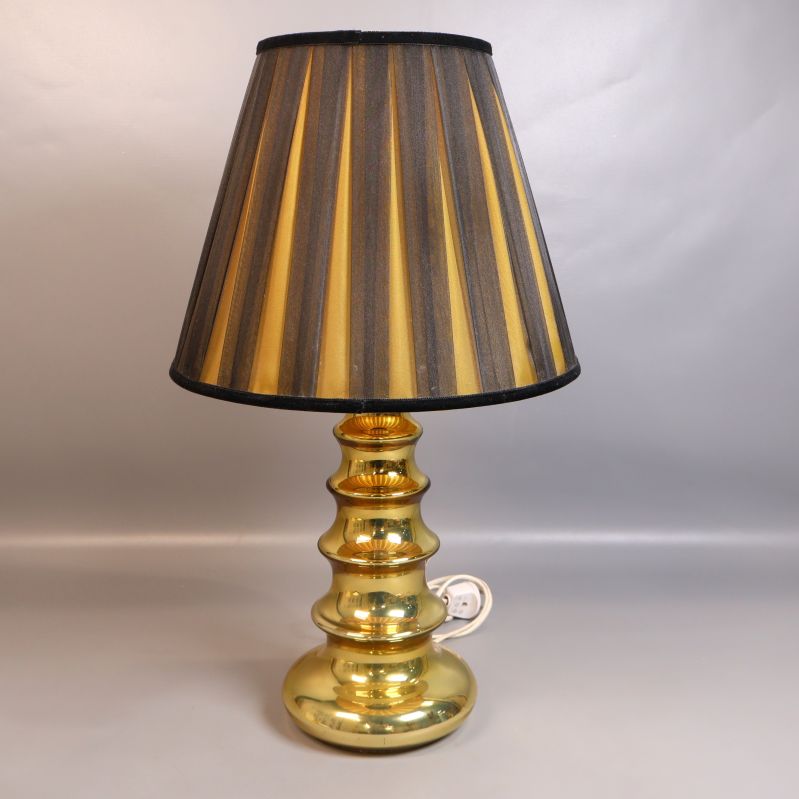 Bordslampa i guld med randig svart skärm