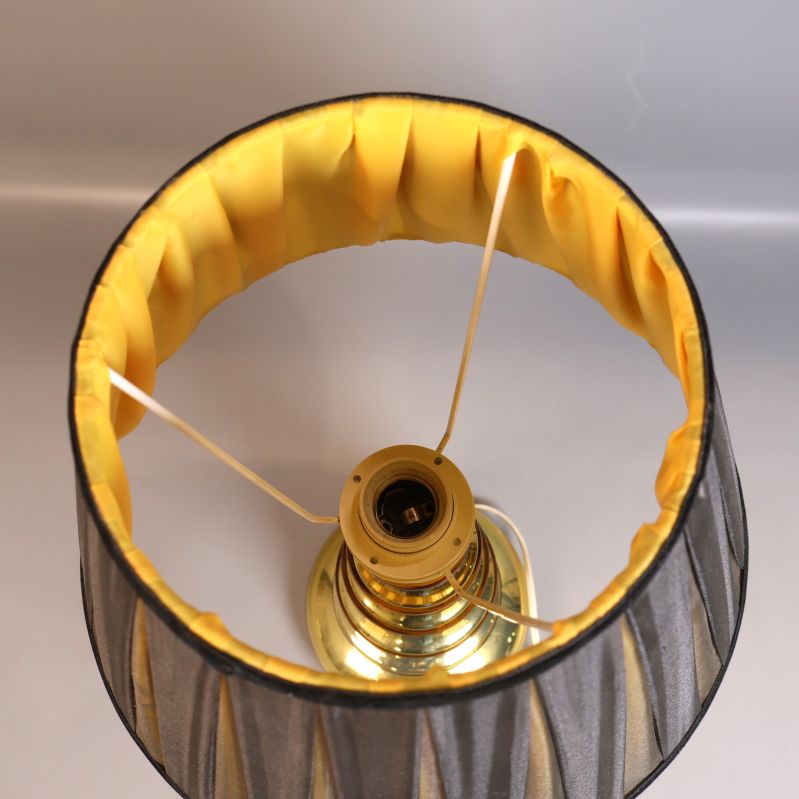 Vy ovanifrån på guldfärgad lampa med skärmens insida