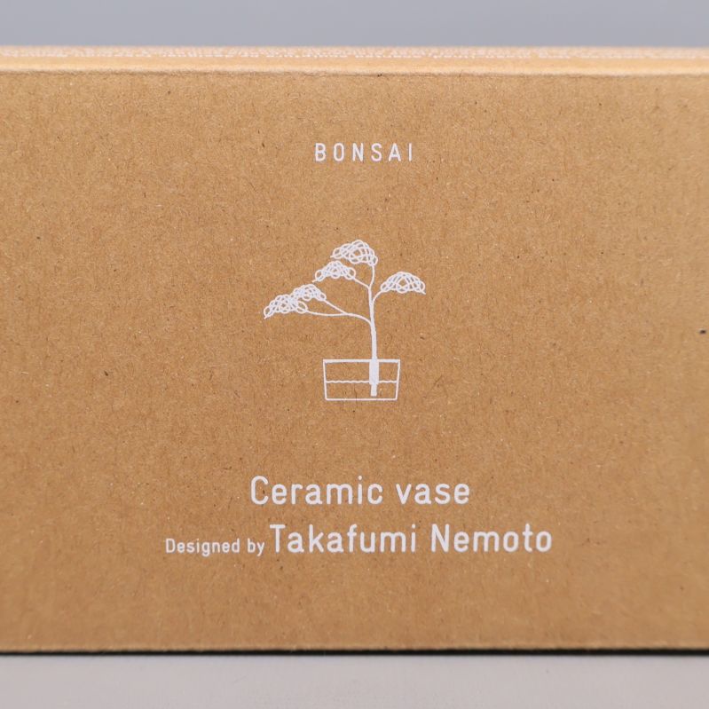 Närbild på kartong med illustration och text Ceramic vase, Takafumi Nemoto