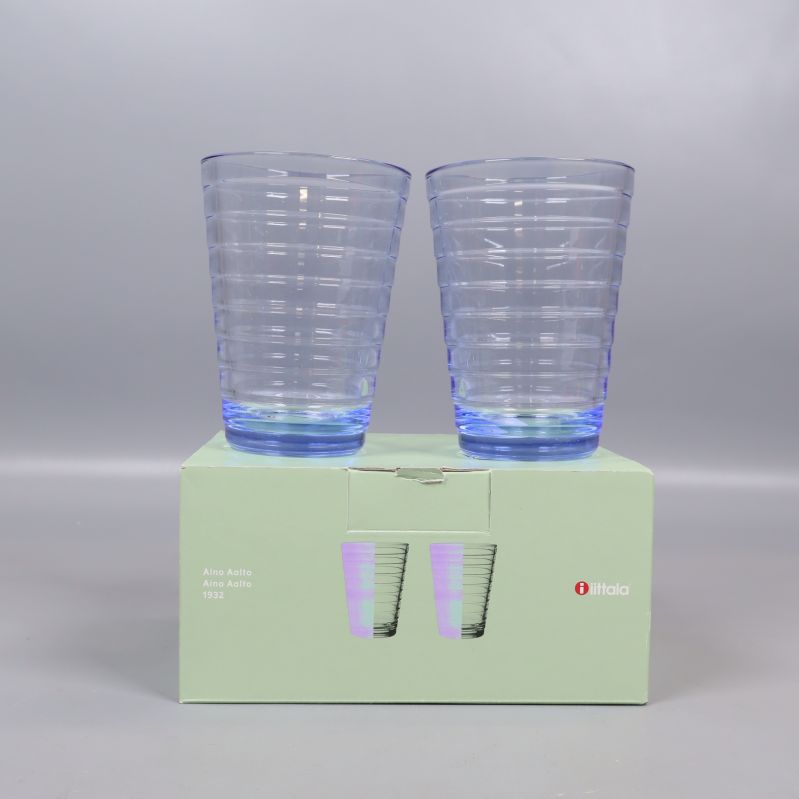 Två blå räfflade glas på förpackning från Iittala