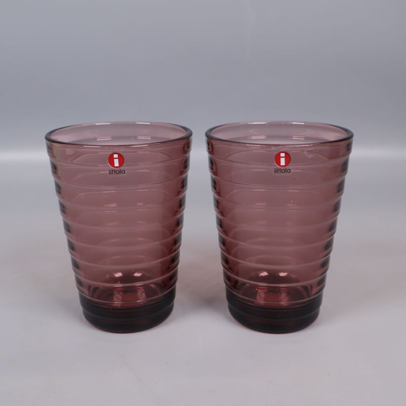 Två bruna glas i närbild med Iittala-logga synlig