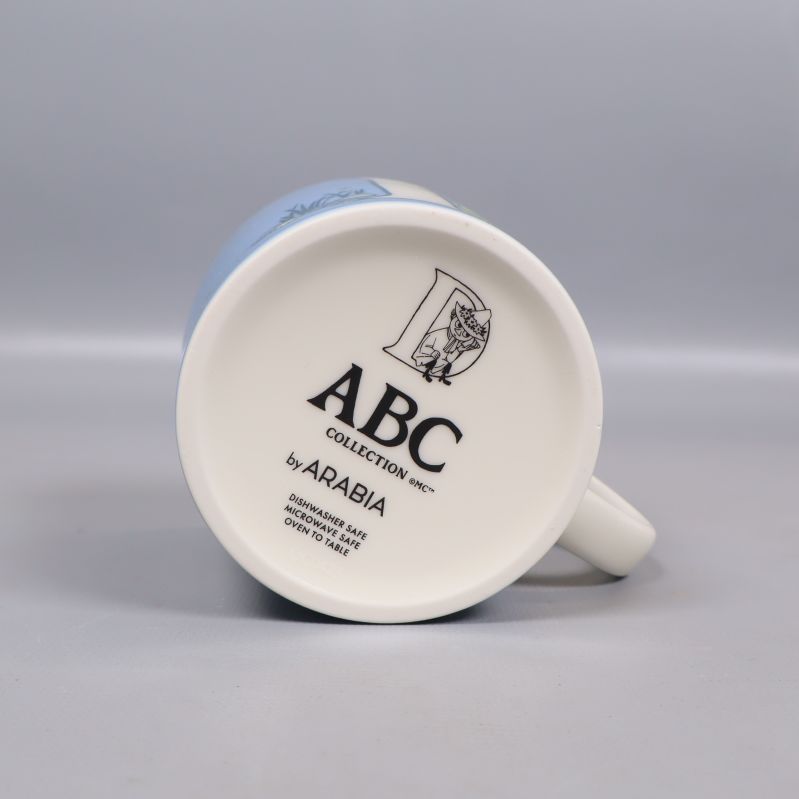 Botten av muminmugg med ABC Arabia märkning