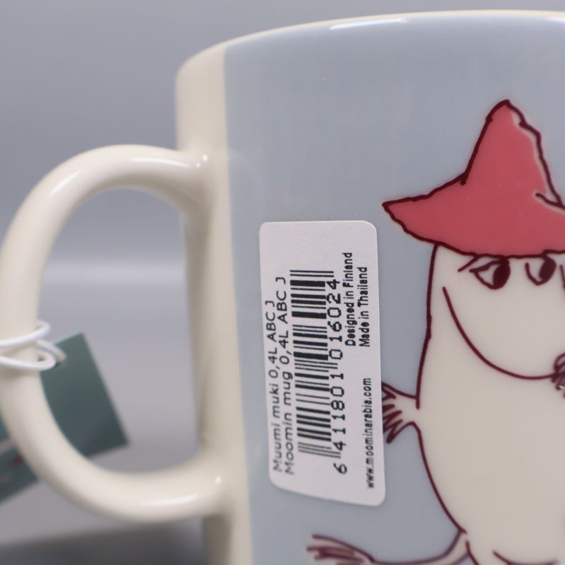 Närbild på etikett med produktinformation och streckkod