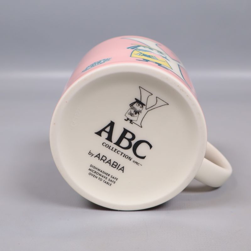 Undersidan av Muminmugg med ABC Collection by Arabia-logo