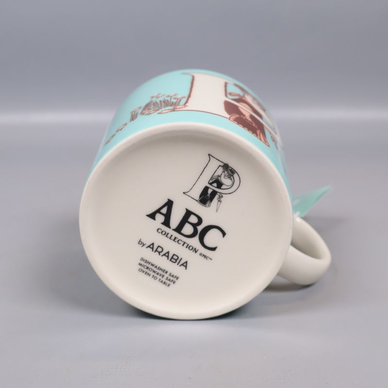 Botten av muminmugg med Arabia-logotyp och ABC-kollektion