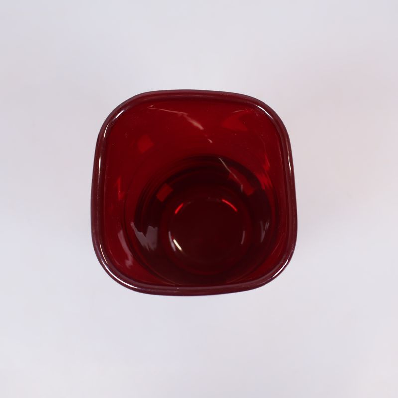 Överblick över röd glasvas med fyrkantig öppning