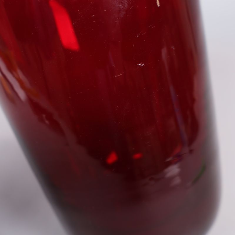 Röd glasvas detaljbild på glas och färgton