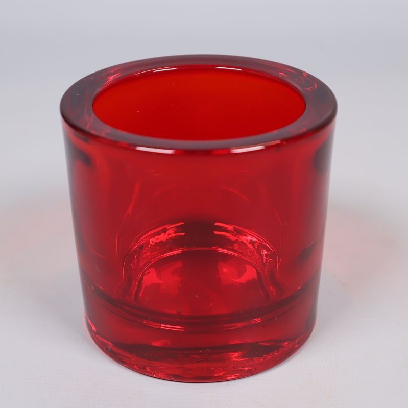 Stor cylinderformad röd ljuslykta i glas