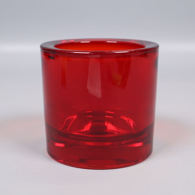 Framifrån av stor röd ljuslykta i glas