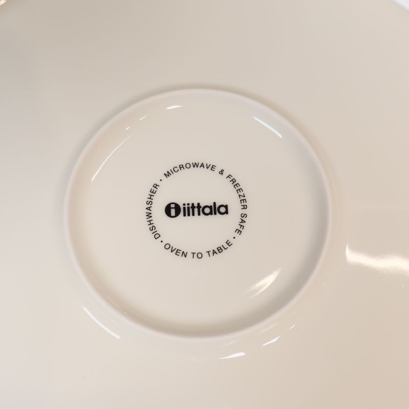 Närbild på Iittala-stämpel under fatet