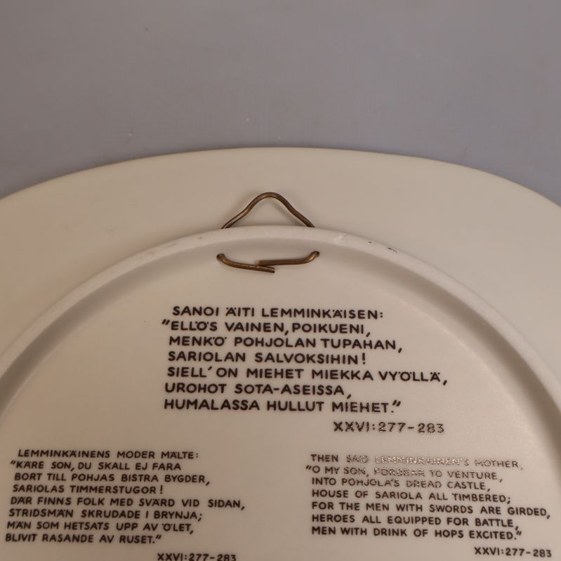 Närbild på baksidan av tallriken med citat och text