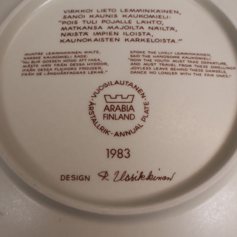 Närbild av Arabia Finland logotyp, år och designer
