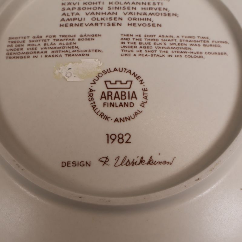 Arabia Finland stämpel, årtal och designnamn på baksidan