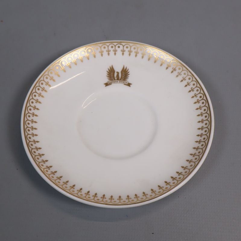 Fat med mönster och emblem i guld