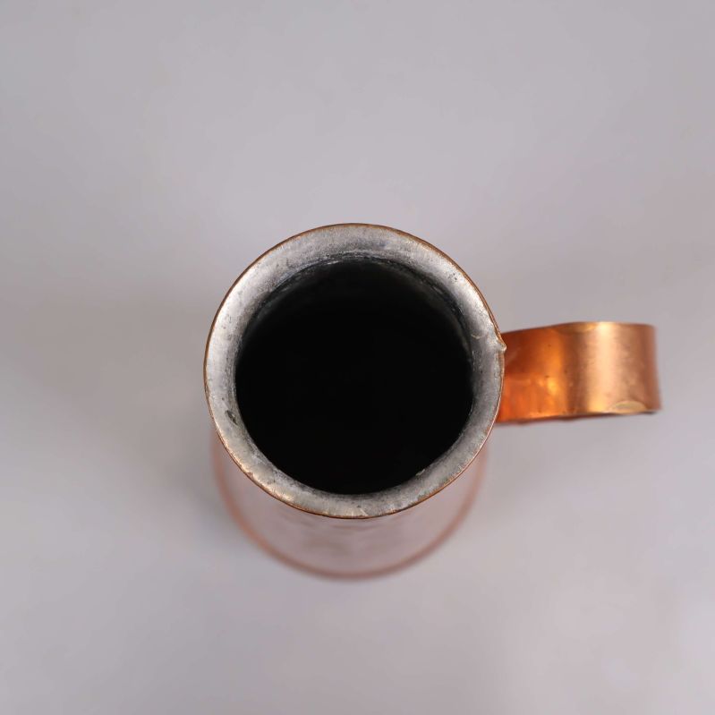 Kopparkanna sedd uppifrån visar öppning och handtag