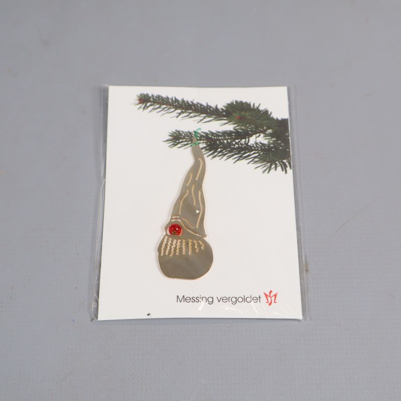 Julprydnad med luva och röd dekoration på kort