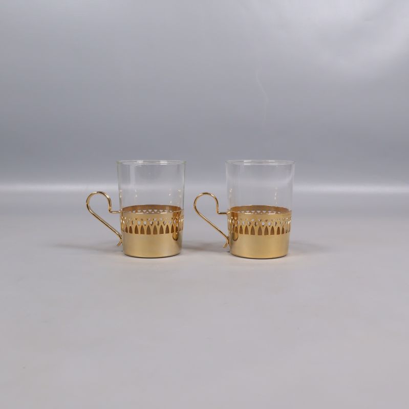 Två Irish coffeeglas med guldfärgade hållare framifrån