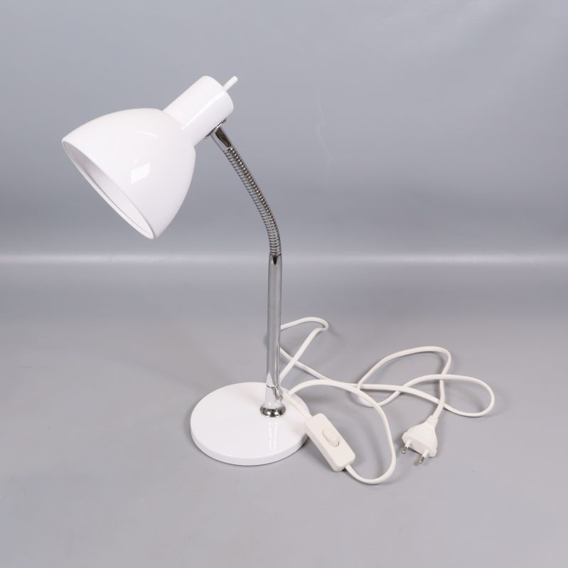 Vit bordslampa med flexibel arm i krom