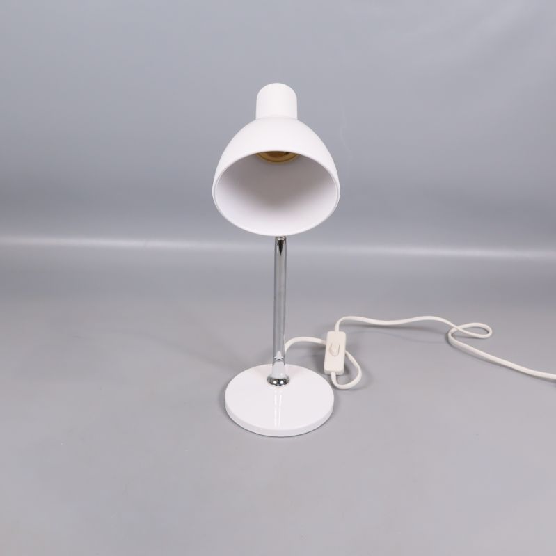 Vit bordslampa fotograferad framifrån på grå bakgrund